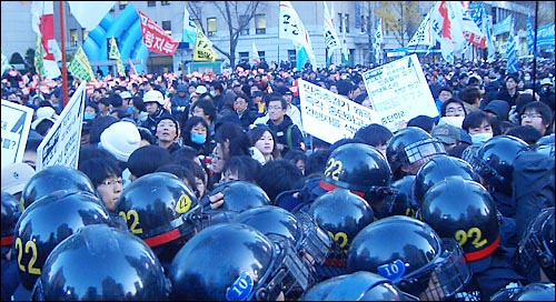 일부에서는 경찰과 시위대 사이에 몸싸움이 일어나기도 했다. 